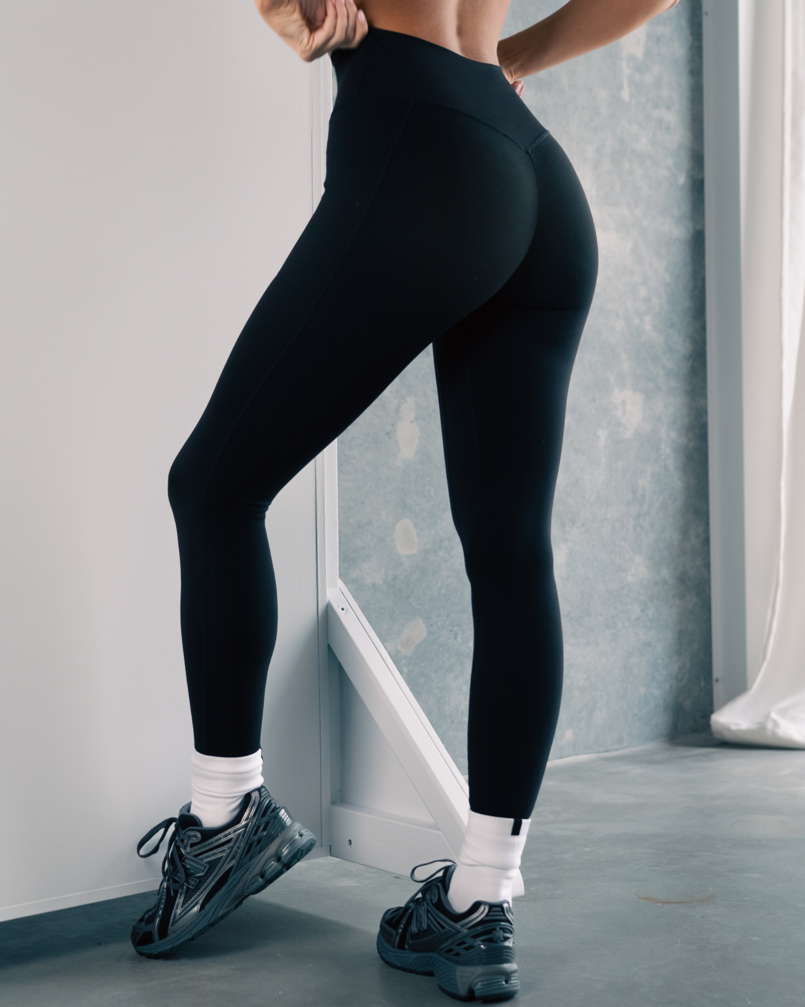 Not Your Basic Pocket Legging - Onyx (Invisible Scrunch)